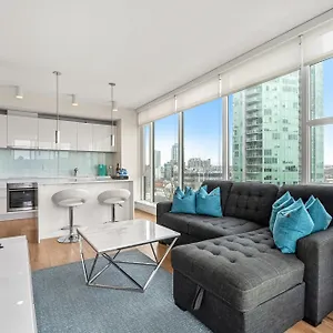 Unbeatable Downtown Experience- Walk To Bars, Casino, Stampede & Saddledome Bonus Banff Pass, Parking & Wine! Apartment